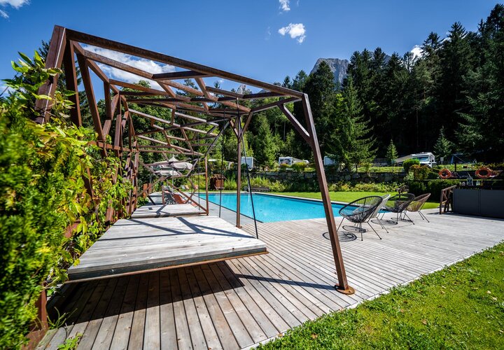 Hollywoodschaukel aus Holz am Pool