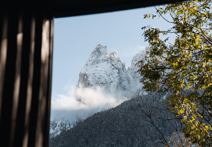 Blick aus den Fenster auf die Berggipfel