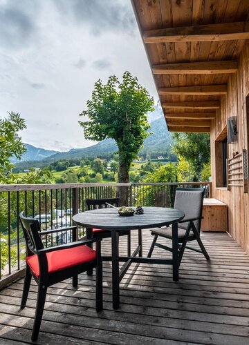 Holzlodge mit Terrasse