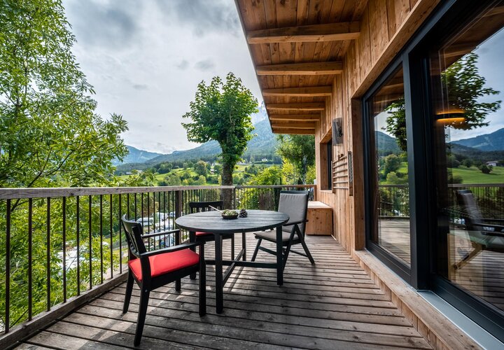 Holzlodge mit Terrasse