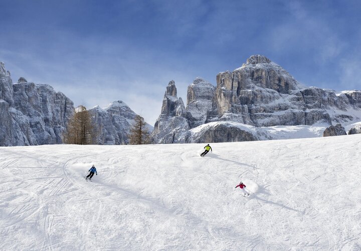 Skifahrer ziehen Spuren im Schnee