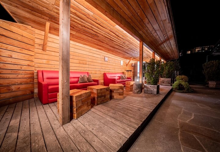 Terrasse mit roten Sitzgarnituren