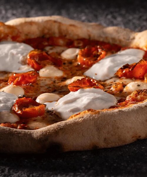 Pizza auf Steinplatte