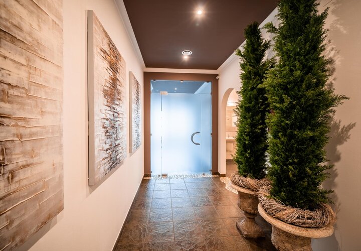 Eingangsbereich mit Bildern an der Wand