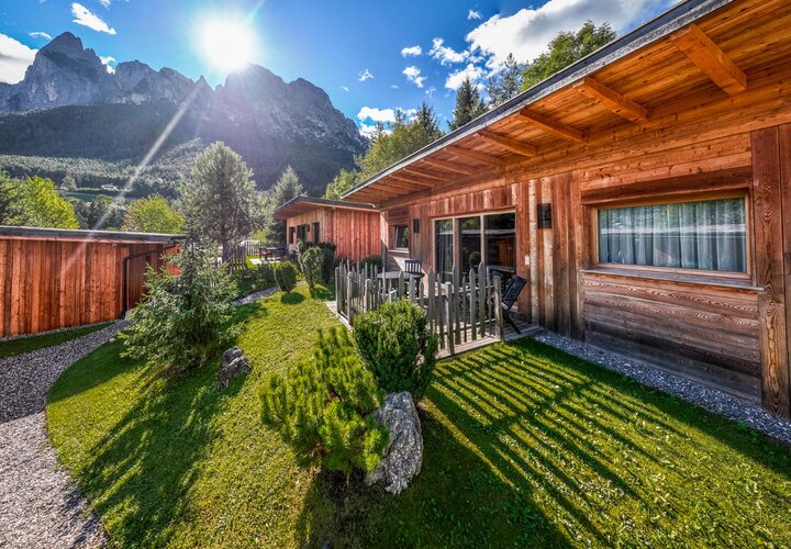 Holzlodges vor Gipelpanorama