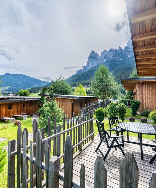 Holzlodge mit Terrasse