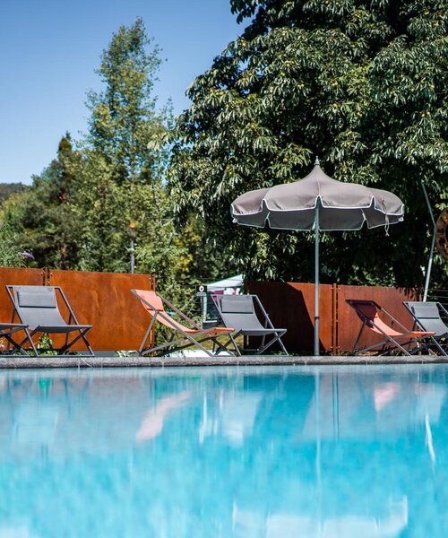 Pool mit Liegestühlen