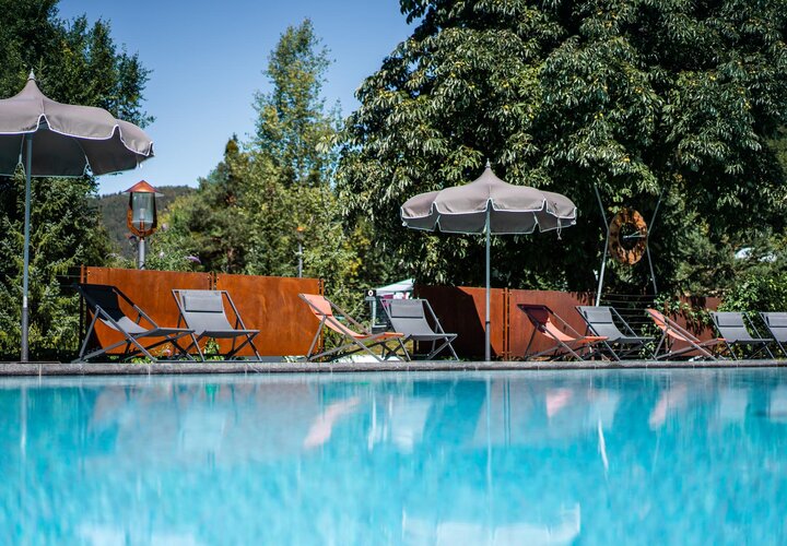 Pool mit Liegestühlen