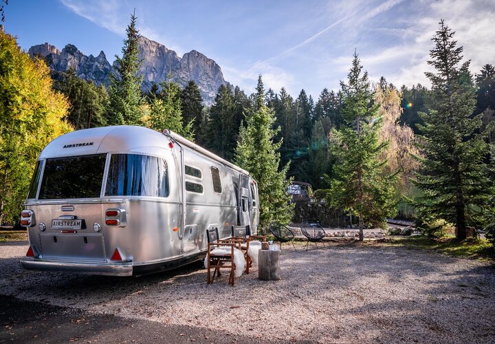 Wohnwagen vor Bergpanorama