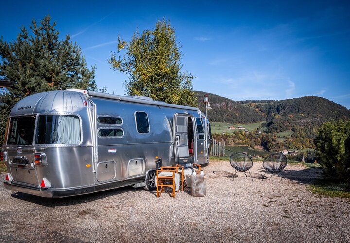 Wohnwagen vor Bergpanorama