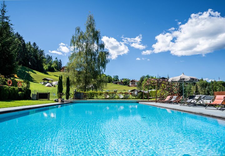 Außenpool mit Grünfläche