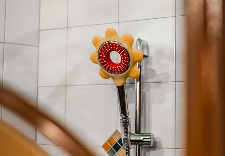 Kinderdusche mit Blumenarmatur