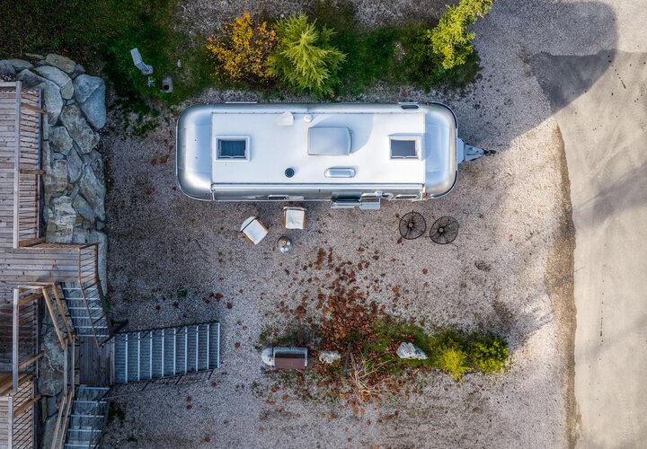 Drohnenaufnahme von Wohnwagen