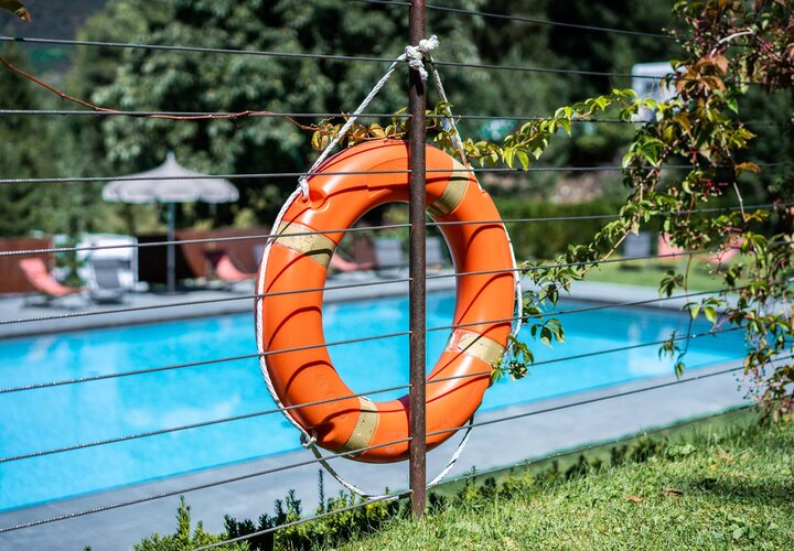 Rettungsring am Rande eines Schwimmbads