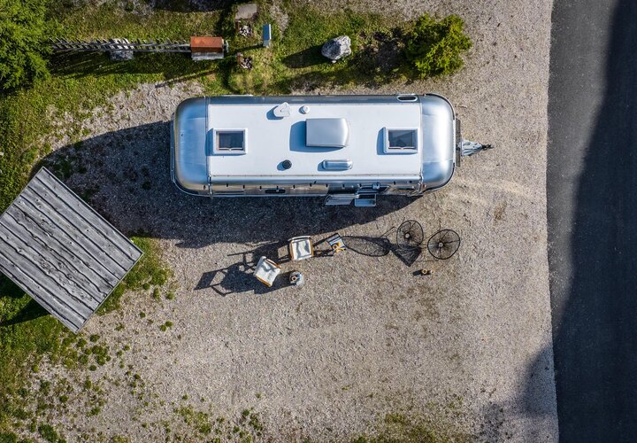 Drohnenaufnahme von Wohnwagen