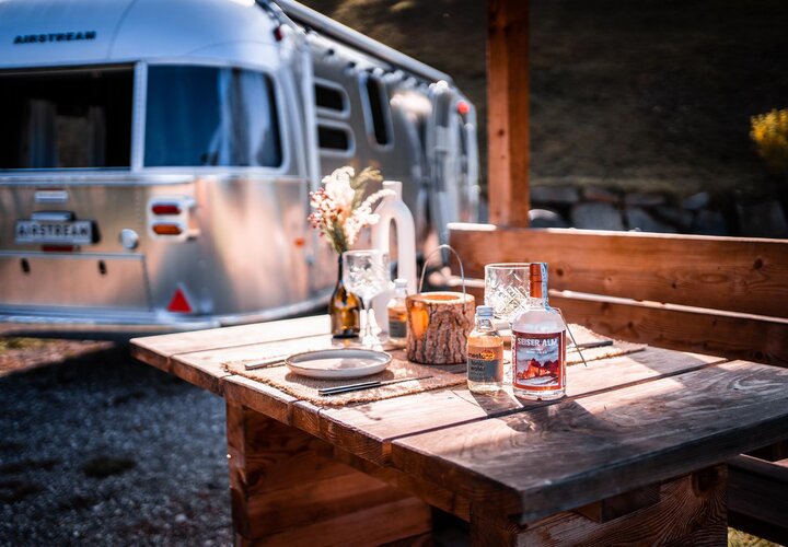 Gemütlicher Tisch vor Wohnwagen