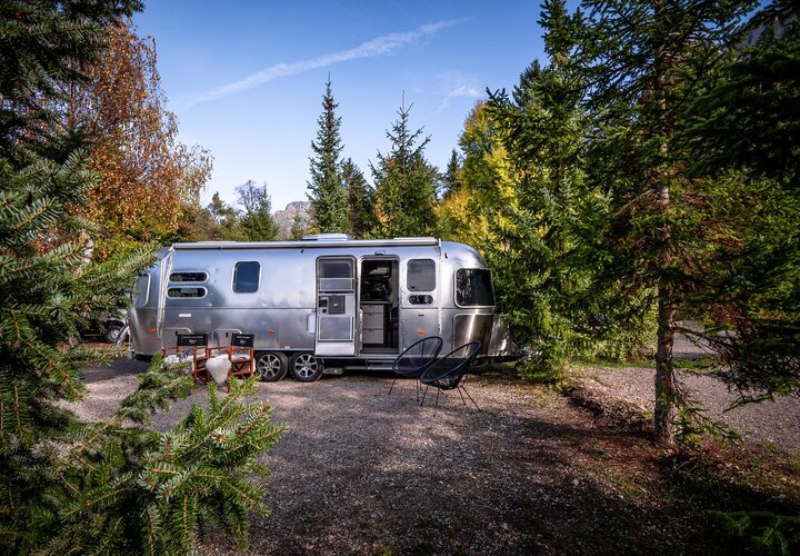 Wohnwagen umgeben von Bäumen