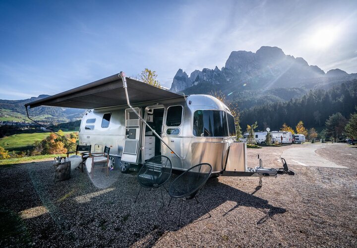 Wohnwagen vor Bergpanorama