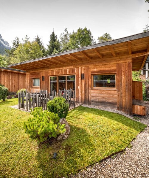 Holzlodges mit Blick auf die Berge