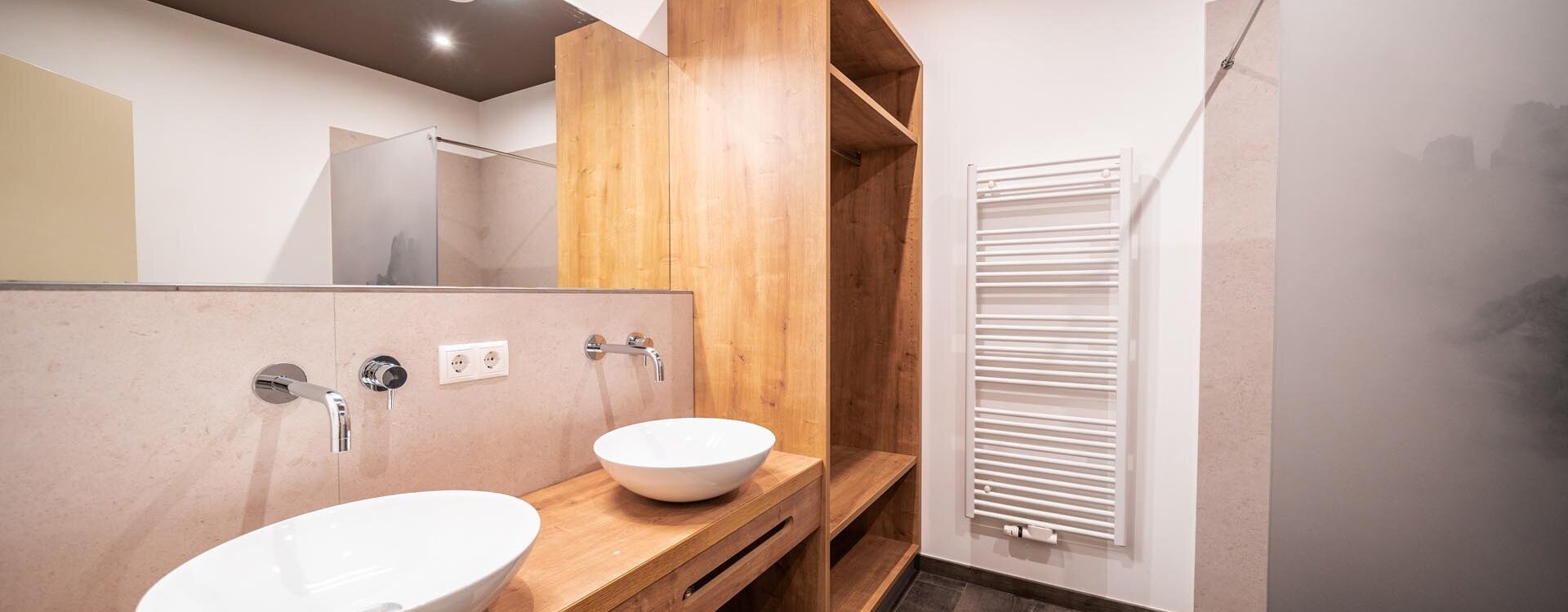 Waschraum mit Holz und modernen Waschbecken